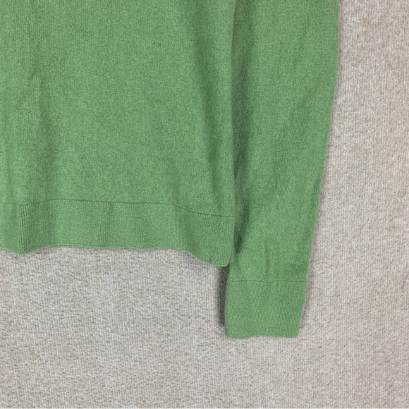 🚨SOLD 🚨Ann Taylor 100% Cashmere Sweater M Women Green V Neck Pullover Academia - Picture 2 of 7